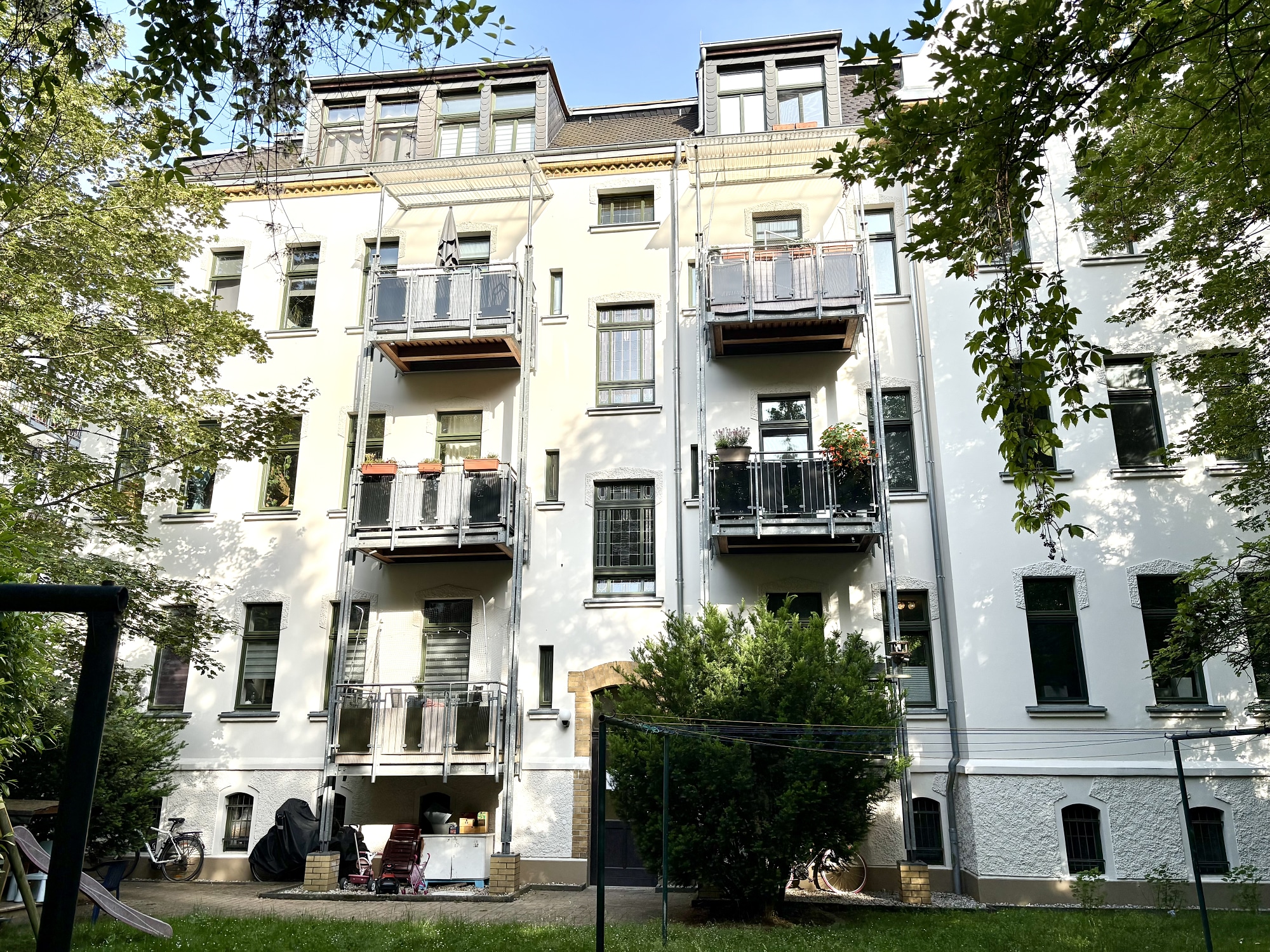 Sanierter Leipziger Altbau mit Balkonen – Hofansicht eines Gründerzeithauses