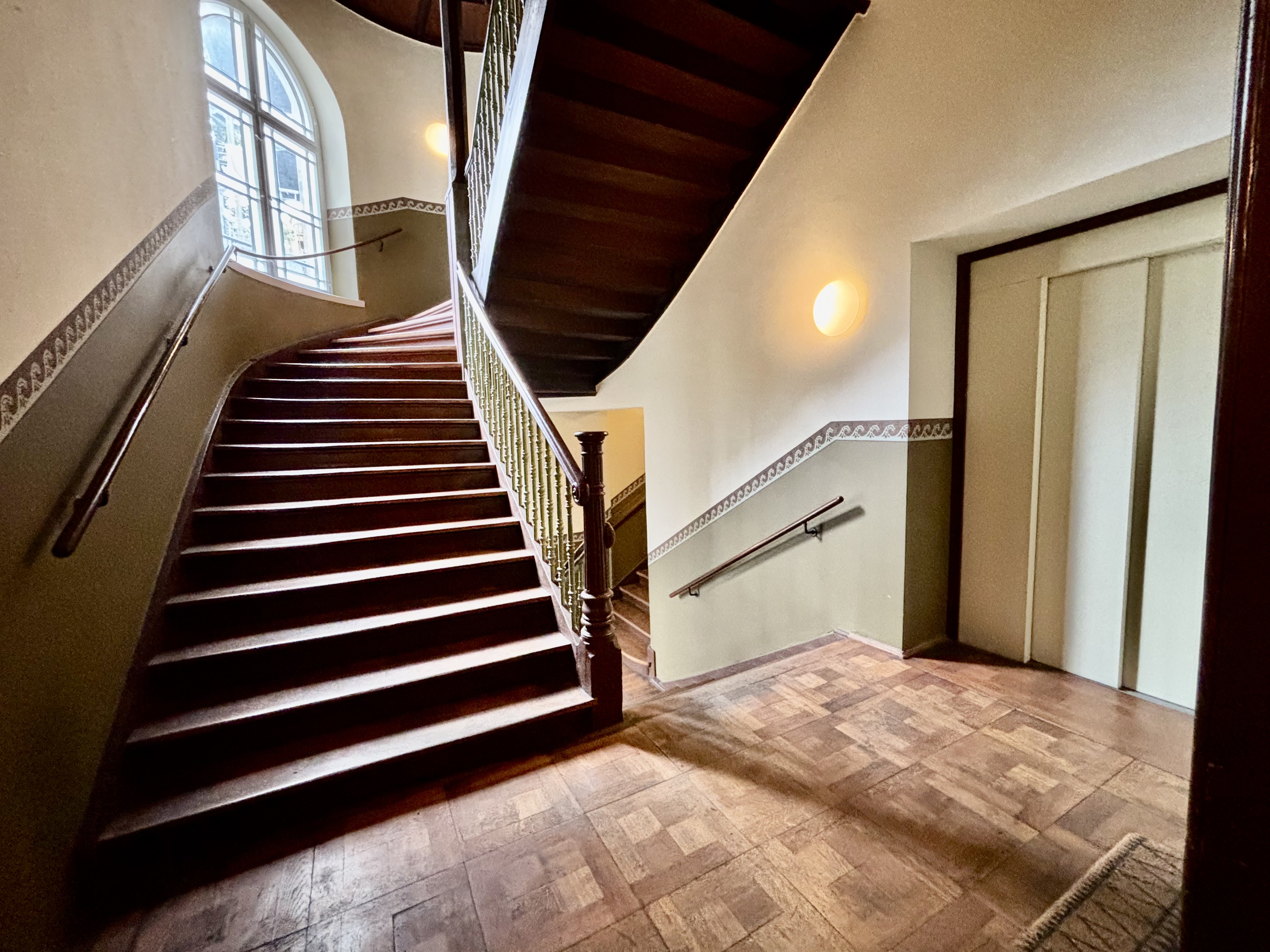 Treppenhaus mit Fahrstuhl