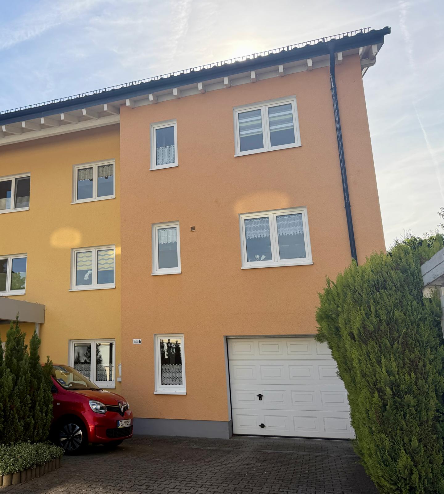 Hausansicht straßenseitig mit Garage