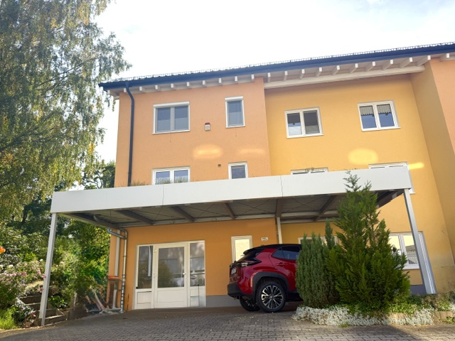 Haus Straßenansicht mit Carport