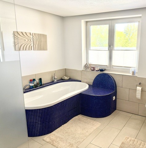 Masterbad mit Fenster, Wanne und Dusche