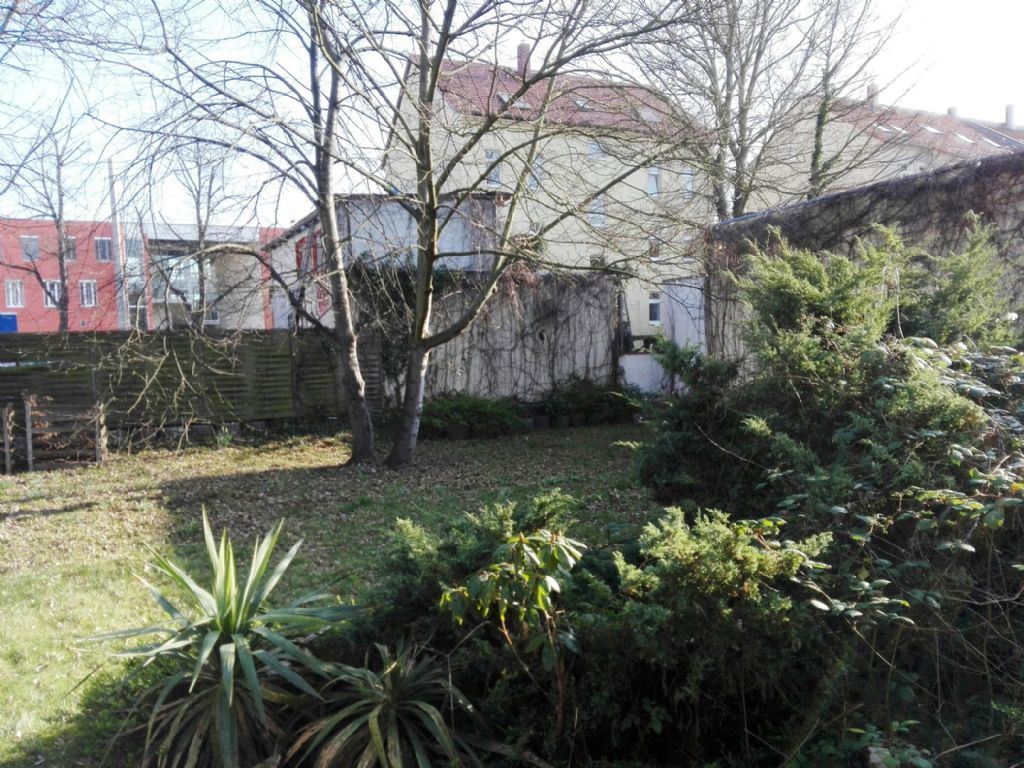 MIT BALKON & SCHÖNEM MIETERGARTEN -Tolle 2-Raum Whg. ruhig und grün, Bad mit Fenster, Balkon - Photo 2