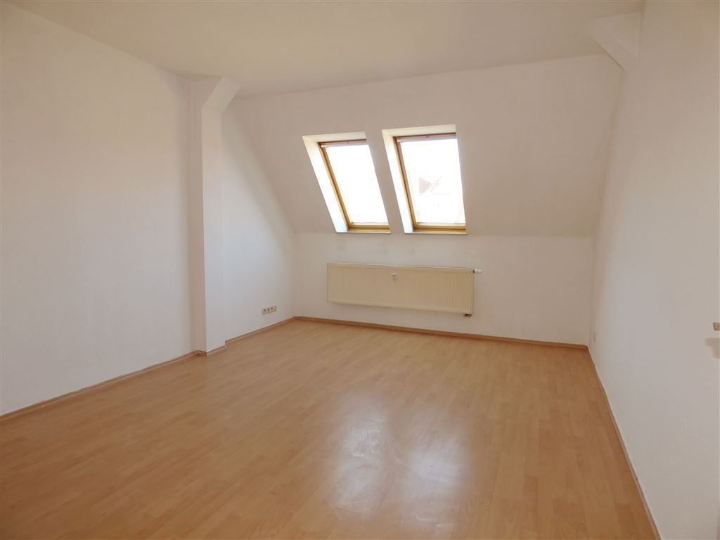 FAMILIEN WILLKOMMEN! | Helle 4-Zi.- DG Whg.| Bad mit Fenster | schöner Mietergarten - Photo 4
